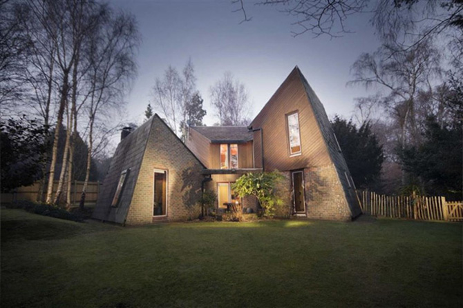 Retro house for sale: 1980s modernist property in Pulborough, West Sussex