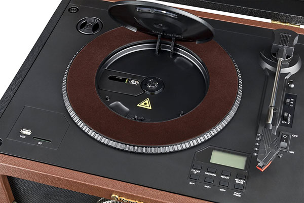 Retro sounds: Roadstar HIF-1580BT audio system