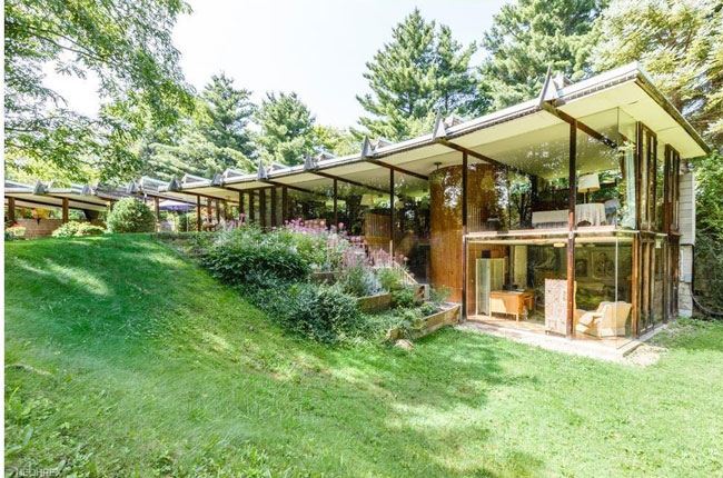 1960s John Terrance Kelly-designed midcentury modern property in Chardon, Ohio, USA