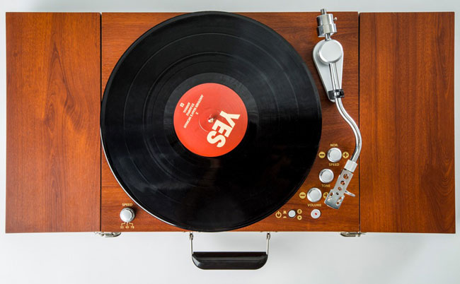 Retro audio: Vintage-style Ricatech wooden turntable