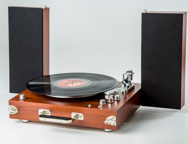 20. Vintage-style Ricatech wooden turntable