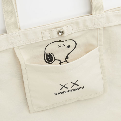 KAWS x Peanuts tote bags at Uniqlo