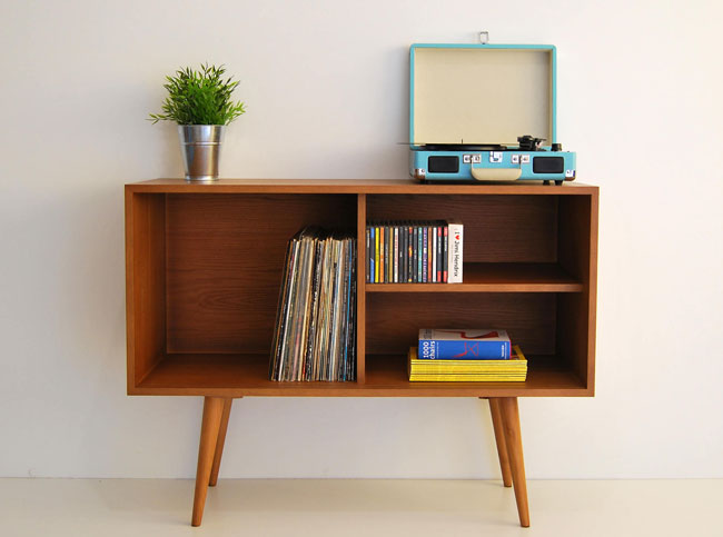 Midcentury-style storage unit by Moutinho Store