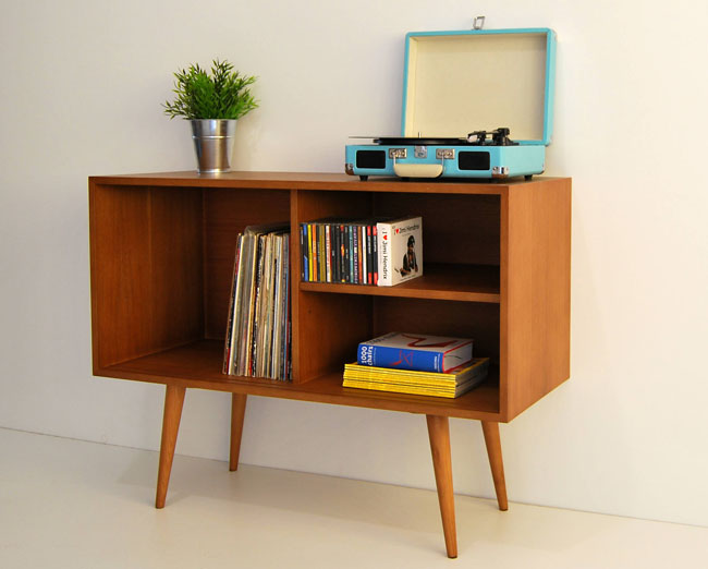 Midcentury-style storage unit by Moutinho Store