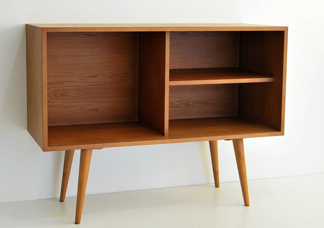 Midcentury-style storage unit by Moutinho Store