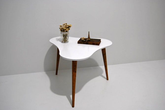 Midcentury-style coffee table by Moutinho Store