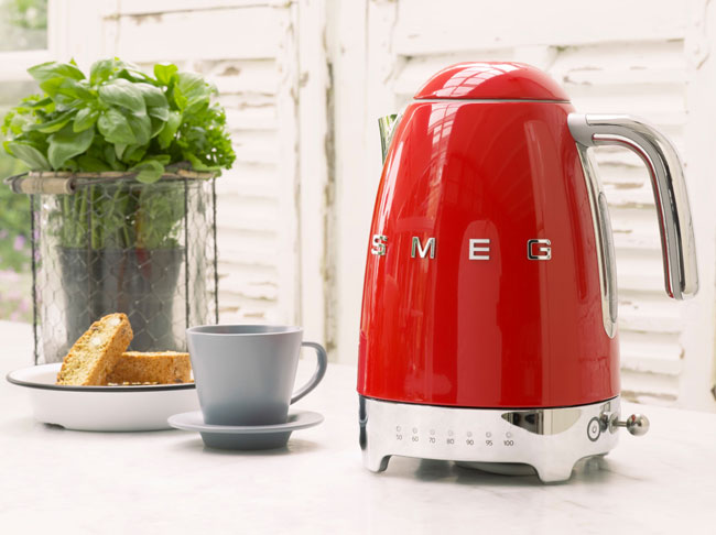 Retro kitchen: Smeg launches a variable temperature kettle and hand blender