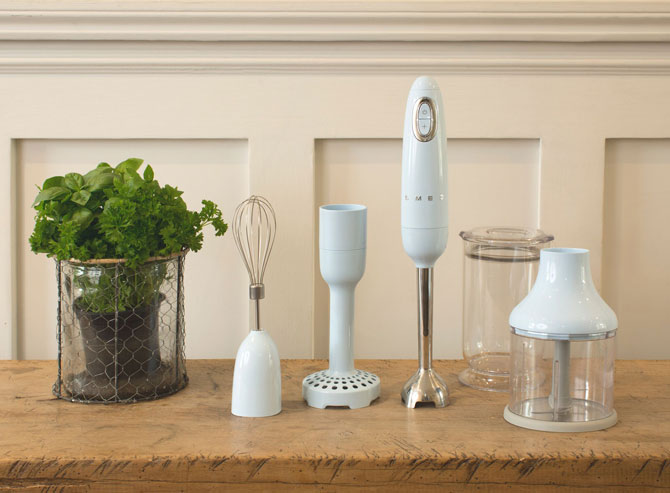 Retro kitchen: Smeg launches a variable temperature kettle and hand blender