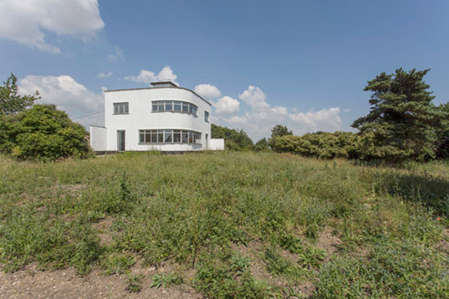 1930s Wells Coates Sunspan house in Chadwell St Mary, Essex