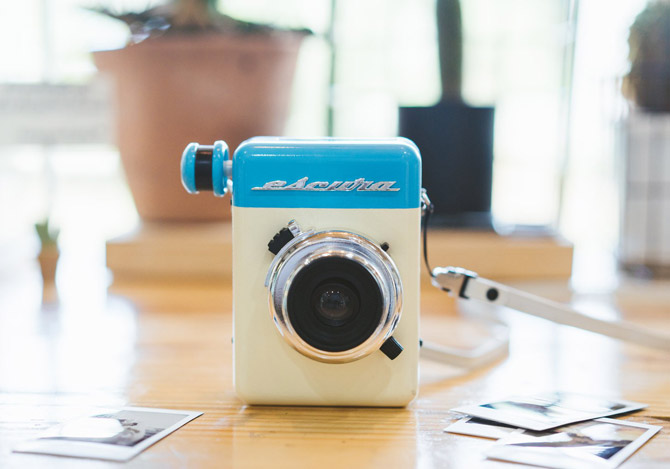Escura Instant 60s hand-powered instant camera