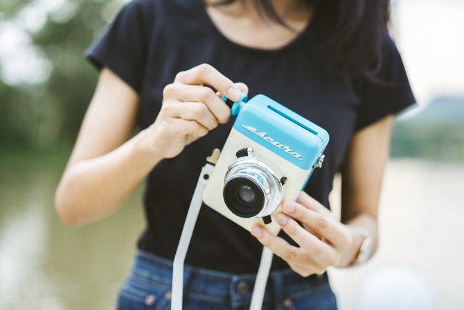 Escura Instant 60s hand-powered instant camera