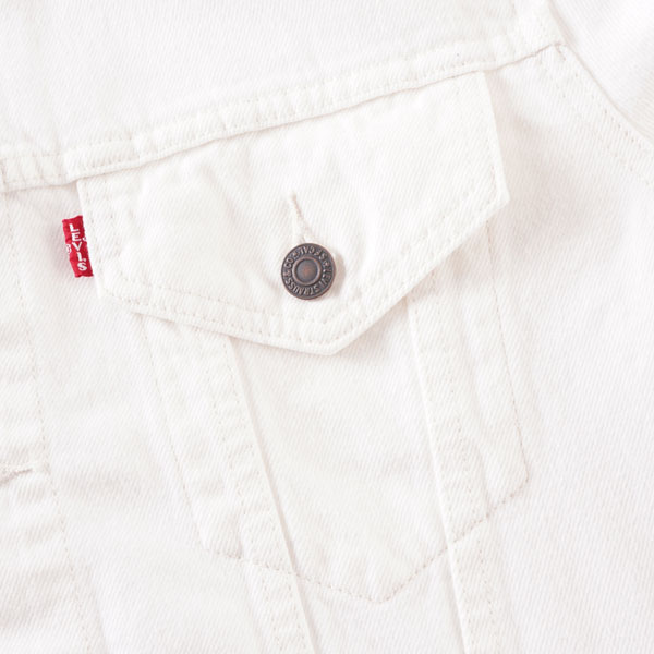 Vintage Levi’s denim jacket in white back for the summer