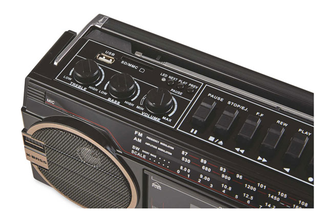 Reka budget retro boombox at Aldi