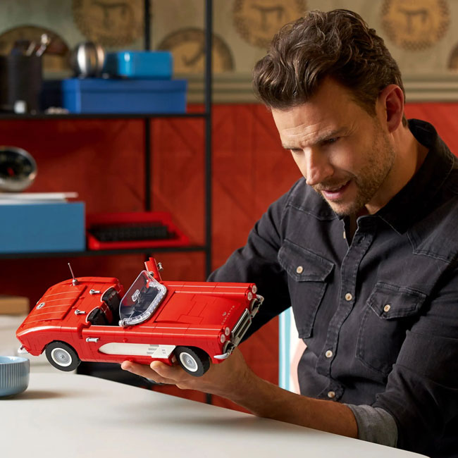 Lego 1961 Chevrolet sports car set zooms in